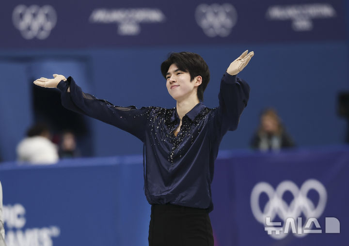 [밀라노=뉴시스] 김근수 기자 = 피겨스케이팅 팀 이벤트 남자 싱글 차준환이 7일(현지 시간) 이탈리아 밀라노 아이스 스케이팅 아레나 경기장에서 열린 2026 밀라노·코르티나 담페초 동계올림픽 팀 이벤트 단체전 남자 싱글 쇼트 프로그램에서 연기를 마치고 인사를 하고 있다. 2026.02.07. ks@newsis.com