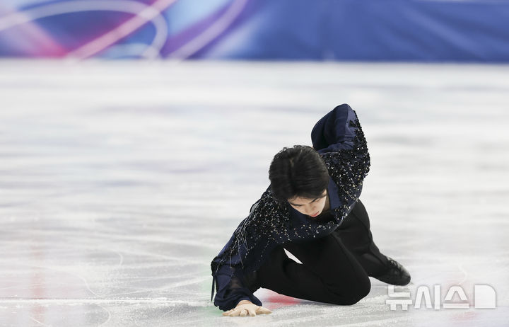[밀라노=뉴시스] 김근수 기자 = 피겨스케이팅 팀 이벤트 남자 싱글 차준환이 7일(현지 시간) 이탈리아 밀라노 아이스 스케이팅 아레나 경기장에서 열린 2026 밀라노·코르티나 담페초 동계올림픽 팀 이벤트 단체전 남자 싱글 쇼트 프로그램에서 연기를 펼치고 있다. 2026.02.07. ks@newsis.com