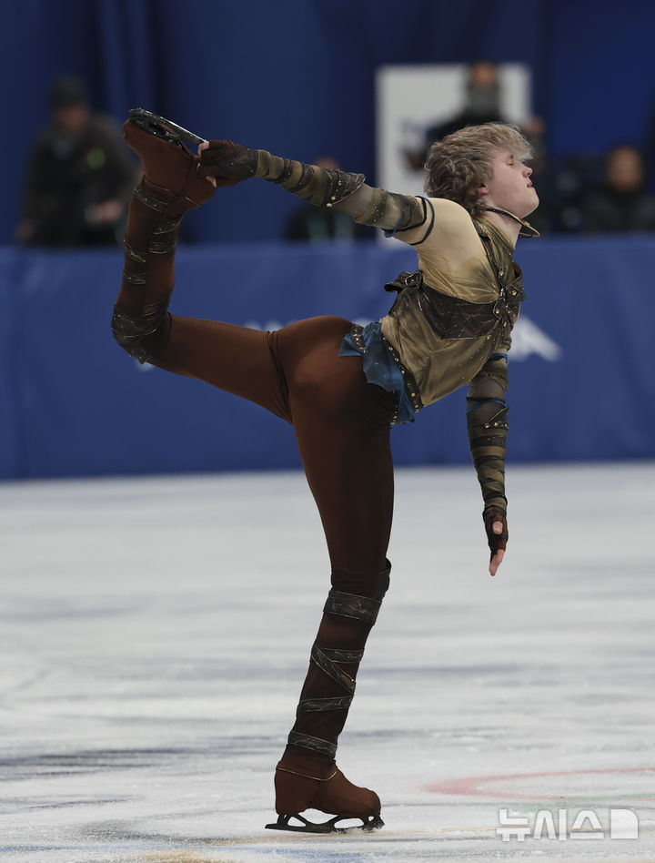 [밀라노=뉴시스] 김근수 기자 = 미국 피겨 남자 싱글 일리야 말리닌이 7일(현지 시간) 이탈리아 밀라노 아이스 스케이팅 아레나 경기장에서 열린 2026 밀라노·코르티나 담페초 동계올림픽 팀 이벤트 단체전 남자 싱글 쇼트 프로그램에서 연기를 펼치고 있다. 2026.02.08. ks@newsis.com