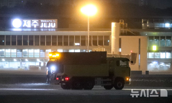제주공항 폭설로 활주로 폐쇄, 항공편 취소 잇따라 [뉴시스Pic]