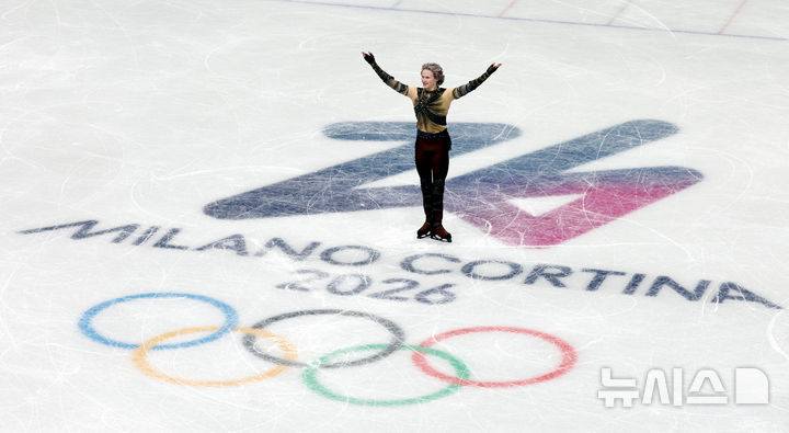 [밀라노=뉴시스] 박주성 기자 = 2026 밀라노·코르티나담페초 동계올림픽 개막 첫날인 8일 (현지시간) 이탈리아 밀라노 아이스 피겨스케이팅 아레나에서 미국의 일리야 말리닌 선수가 남자 싱글 스케이팅 단체전에 출전해 연기를 마친 후 인사를 하고 있다. 2026.02.08. park7691@newsis.com