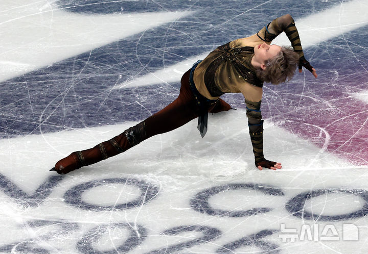 [밀라노=뉴시스] 박주성 기자 = 2026 밀라노·코르티나담페초 동계올림픽 개막 첫날인 8일 (현지시간) 이탈리아 밀라노 아이스 피겨스케이팅 아레나에서 미국의 일리야 말리닌 선수가 남자 싱글 스케이팅 단체전에 출전해 연기를 하고 있다. 2026.02.08. park7691@newsis.com