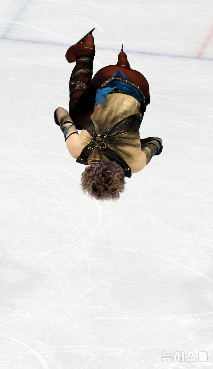 [밀라노=뉴시스] 박주성 기자 = 2026 밀라노·코르티나담페초 동계올림픽 개막 첫날인 8일 (현지시간) 이탈리아 밀라노 아이스 피겨스케이팅 아레나에서 미국의 일리야 말리닌 선수가 남자 싱글 스케이팅 단체전에 출전해 연기를 하고 있다. 2026.02.08. park7691@newsis.com