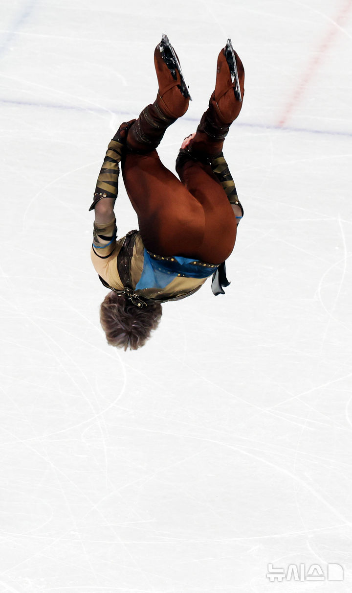 [밀라노=뉴시스] 박주성 기자 = 2026 밀라노·코르티나담페초 동계올림픽 개막 첫날인 7일(현지시간) 이탈리아 밀라노 아이스 피겨스케이팅 아레나에서 미국의 일리야 말리닌 선수가 남자 싱글 스케이팅 단체전에 출전해 연기를 하고 있다. 2026.02.08. park7691@newsis.com