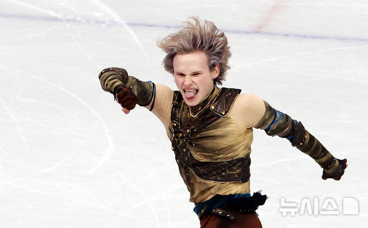 [밀라노=뉴시스] 박주성 기자 = 2026 밀라노·코르티나담페초 동계올림픽 개막 첫날인 8일 (현지시간) 이탈리아 밀라노 아이스 피겨스케이팅 아레나에서 미국의 일리야 말리닌 선수가 남자 싱글 스케이팅 단체전에 출전해 연기를 하고 있다. 2026.02.08. park7691@newsis.com