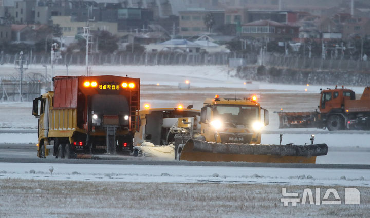[제주=뉴시스] 우장호 기자 = 제주 지역 강설로 제주공항 활주로가 전면 폐쇄된 8일 오전 제주국제공항에서 제설작업이 이뤄지고 있다. 2026.02.08. woo1223@newsis.com