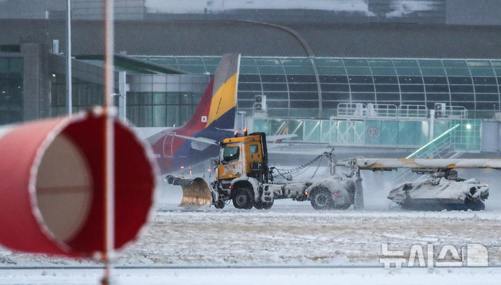 [제주=뉴시스] 우장호 기자 = 제주 지역 강설로 제주공항 활주로가 전면 폐쇄된 8일 오전 제주국제공항에서 제설작업이 이뤄지고 있다. 2026.02.08. woo1223@newsis.com