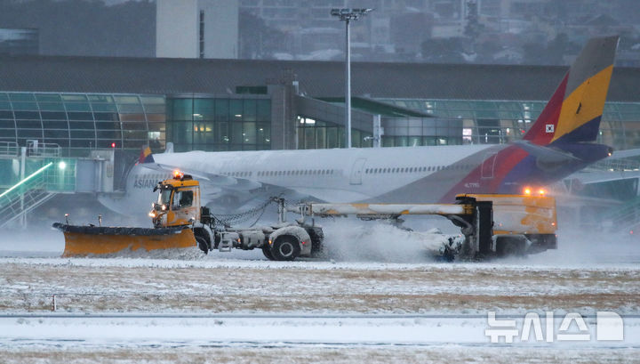 [제주=뉴시스] 우장호 기자 = 제주 지역 강설로 제주공항 활주로가 전면 폐쇄된 8일 오전 제주국제공항에서 제설작업이 이뤄지고 있다. 2026.02.08. woo1223@newsis.com