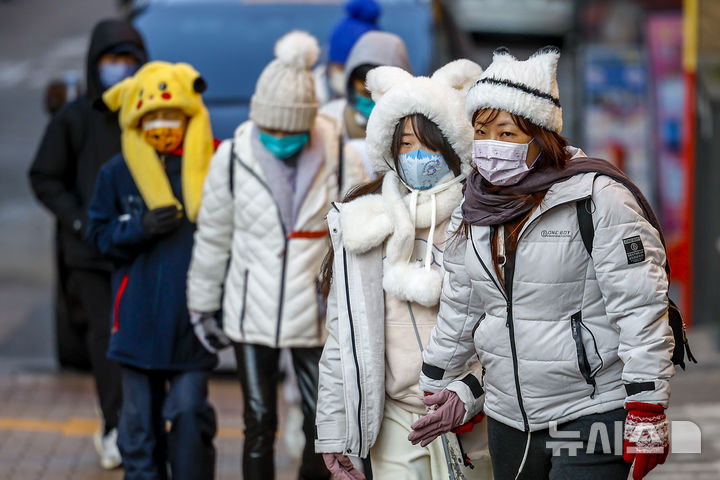 [서울=뉴시스] 정병혁 기자 = 영하권 강추위를 보인 지난달 8일 서울 중구 명동을 찾은 여행객들이 두꺼운 옷차림을 한 채 이동하고 있다. 2026.02.08. jhope@newsis.com