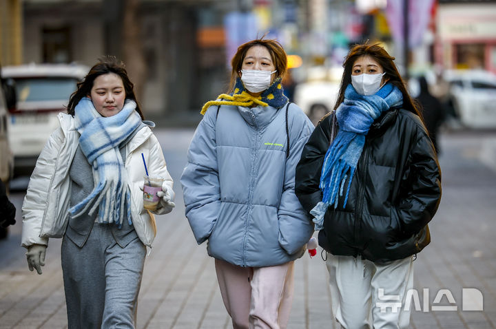 [서울=뉴시스] 정병혁 기자 = 영하권 강추위를 보인 8일 서울 중구 명동을 찾은 여행객들이 두꺼운 옷차림을 한 채 이동하고 있다. 2026.02.08. jhope@newsis.com