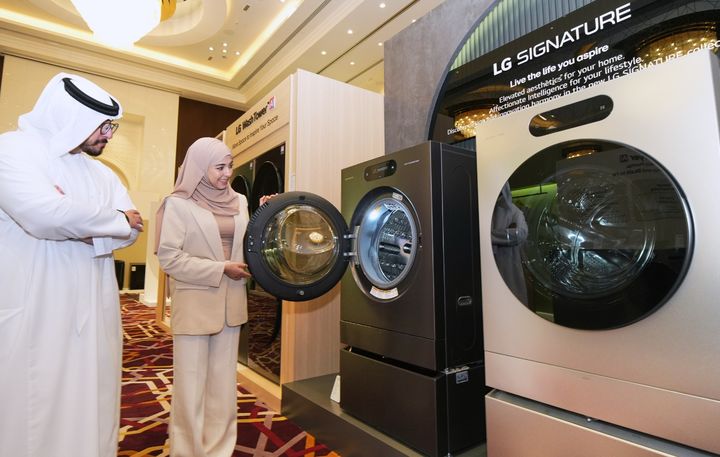 [서울=뉴시스] LG전자가 성장 잠재력이 높은 글로벌 사우스 지역에서 현지 주요 거래선을 대상으로 AI 홈과 현지 특화 신제품을 선보이는 'LG 이노페스트'를 잇따라 개최해 성장을 가속화하고 사업기회를 확대한다. 지난달 4일 아랍에미리트 아부다비에서 중동·아프리카의 주요 거래선을 대상으로 열린 'LG 이노페스트' 참석자들이 AI 기반의 압도적인 성능과 직관적인 사용성, 세련된 디자인이 강점인 초(超)프리미엄 ‘LG 시그니처(LG SIGNATURE)’의 대용량 세탁기·건조기를 보고 있다. (사진=LG전자 제공) 2026.02.08. photo@newsis.com *재판매 및 DB 금지