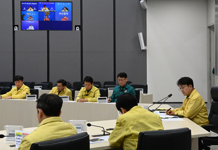 [서울=뉴시스] 김광용 행정안전부 재난안전관리본부장이 지난 8일 세종 중앙재난안전상황실에서 경북 경주시 산불 상황판단회의를 하고 있다. (사진=행정안전부 제공) 2026.02.08. photo@newsis.com *재판매 및 DB 금지