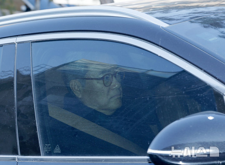 [서울=뉴시스] 이영환 기자 = 윤석열 전 대통령 파면 직후 대통령실 컴퓨터(PC) 초기화를 지시한 의혹을 받는 정진석 전 대통령비서실장이 피의자 신분으로 조사를 받기 위해 8일 오전 서울 서대문구 3대 특검 잔여 사건을 수사 중인 경찰 특별수사본부(특수본)로 출석하고 있다. (공동취재) 2026.02.08. photo@newsis.com