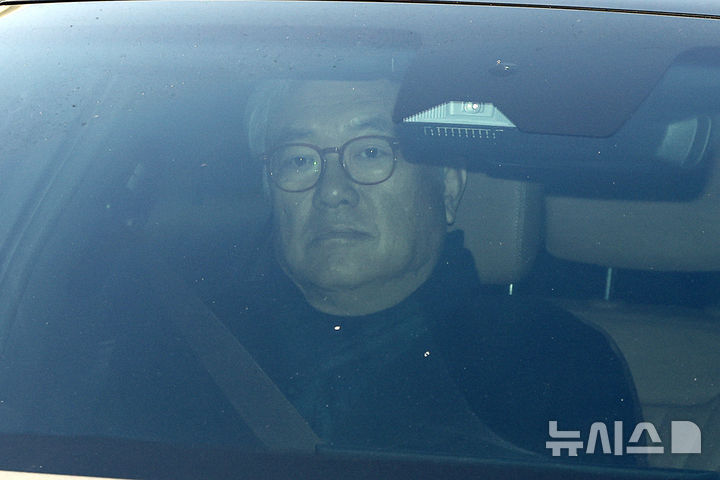 [서울=뉴시스] 이영환 기자 = 윤석열 전 대통령 파면 직후 대통령실 컴퓨터(PC) 초기화를 지시한 의혹을 받는 정진석 전 대통령비서실장이 피의자 신분으로 조사를 받기 위해 8일 오전 서울 서대문구 3대 특검 잔여 사건을 수사 중인 경찰 특별수사본부(특수본)로 출석하고 있다. (공동취재) 2026.02.08. photo@newsis.com