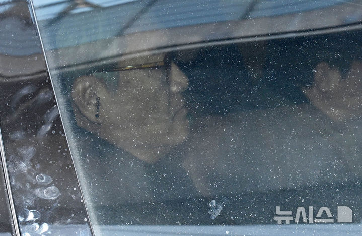 [서울=뉴시스] 이영환 기자 = 윤석열 전 대통령 파면 직후 대통령실 컴퓨터(PC) 초기화를 지시한 의혹을 받는 정진석 전 대통령비서실장이 피의자 신분으로 조사를 받기 위해 8일 오전 서울 서대문구 3대 특검 잔여 사건을 수사 중인 경찰 특별수사본부(특수본)로 출석하고 있다. (공동취재) 2026.02.08. photo@newsis.com