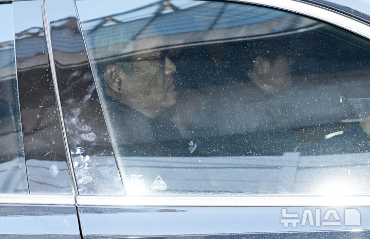 [서울=뉴시스] 이영환 기자 = 윤석열 전 대통령 파면 직후 대통령실 컴퓨터(PC) 초기화를 지시한 의혹을 받는 정진석 전 대통령비서실장이 피의자 신분으로 조사를 받기 위해 8일 오전 서울 서대문구 3대 특검 잔여 사건을 수사 중인 경찰 특별수사본부(특수본)로 출석하고 있다. (공동취재) 2026.02.08. photo@newsis.com