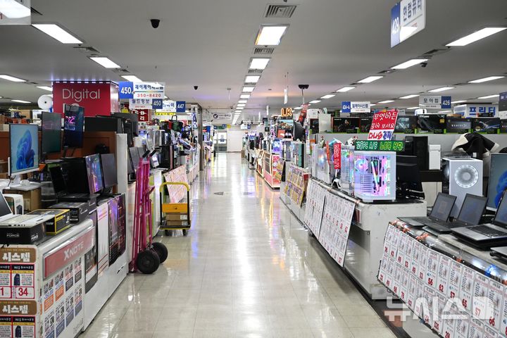 [광주=뉴시스] 이현행 기자 = 지난 6일 오후 광주 서구 화정동 호남 최대의 복합상가인 금호월드. 3~4층에 위치한 전자상가가 한산하다. 최근 AI(인공지능) 수요가 쏠리면서 주요 메모리인 D램 수요가 급증해 컴퓨터 부품에 들어가는 D램 부품 값도 두 달 새 4~5배 뛰었다. 2026.02.08. lhh@newsis.com