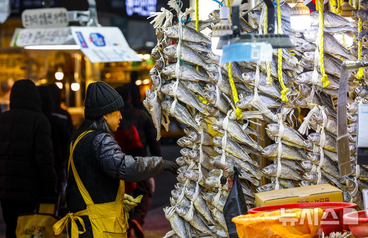 [서울=뉴시스] 정병혁 기자 = 설 연휴를 앞둔 8일 서울 동대문구 청량리종합시장을 찾은 시민들이 장을 보고 있다. 2026.02.08. jhope@newsis.com