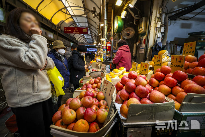 [서울=뉴시스] 정병혁 기자 = 설 연휴를 앞둔 8일 서울 동대문구 청량리종합시장을 찾은 시민들이 장을 보고 있다.&nbsp; 올해 설 차례상을 4인 가족 기준으로 차리는 데 드는 비용이 20만 원 초반 수준으로 나타났다. 전통시장은 대형유통업체보다 약 19% 저렴한 가격대를 형성하고 있는 것으로 분석됐다. 한국농수산식품유통공사(aT)가 설을 약 2주 앞둔 지난 6일 기준 전국 23개 지역 전통시장 17곳과 대형유통업체 36곳을 조사한 결과, 올해 설 차례상 차림 비용은 평균 20만2691원으로 집계됐다. 업태별로 보면 전통시장은 18만5313원으로 전년 대비 1.6% 하락했으며, 대형유통업체는 22만7876원으로 1년 전보다 4.3% 상승했다. 2026.02.08. jhope@newsis.com