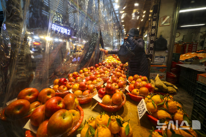 [서울=뉴시스] 정병혁 기자 = 설 연휴를 앞둔 8일 서울 동대문구 청량리종합시장을 찾은 시민들이 장을 보고 있다.&nbsp; 올해 설 차례상을 4인 가족 기준으로 차리는 데 드는 비용이 20만 원 초반 수준으로 나타났다. 전통시장은 대형유통업체보다 약 19% 저렴한 가격대를 형성하고 있는 것으로 분석됐다. 한국농수산식품유통공사(aT)가 설을 약 2주 앞둔 지난 6일 기준 전국 23개 지역 전통시장 17곳과 대형유통업체 36곳을 조사한 결과, 올해 설 차례상 차림 비용은 평균 20만2691원으로 집계됐다. 업태별로 보면 전통시장은 18만5313원으로 전년 대비 1.6% 하락했으며, 대형유통업체는 22만7876원으로 1년 전보다 4.3% 상승했다. 2026.02.08. jhope@newsis.com