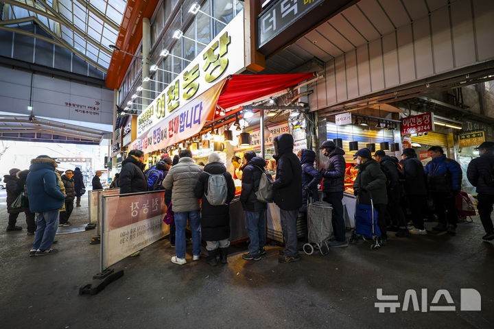 [서울=뉴시스] 정병혁 기자 = 설 연휴를 앞둔 8일 서울 동대문구 청량리종합시장을 찾은 시민들이 장을 보고 있다.&nbsp; 올해 설 차례상을 4인 가족 기준으로 차리는 데 드는 비용이 20만 원 초반 수준으로 나타났다. 전통시장은 대형유통업체보다 약 19% 저렴한 가격대를 형성하고 있는 것으로 분석됐다. 한국농수산식품유통공사(aT)가 설을 약 2주 앞둔 지난 6일 기준 전국 23개 지역 전통시장 17곳과 대형유통업체 36곳을 조사한 결과, 올해 설 차례상 차림 비용은 평균 20만2691원으로 집계됐다. 업태별로 보면 전통시장은 18만5313원으로 전년 대비 1.6% 하락했으며, 대형유통업체는 22만7876원으로 1년 전보다 4.3% 상승했다. 2026.02.08. jhope@newsis.com