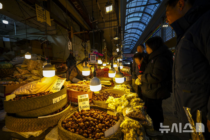 [서울=뉴시스] 정병혁 기자 = 설 연휴를 앞둔 8일 서울 동대문구 청량리종합시장을 찾은 시민들이 장을 보고 있다. 2026.02.08. jhope@newsis.com