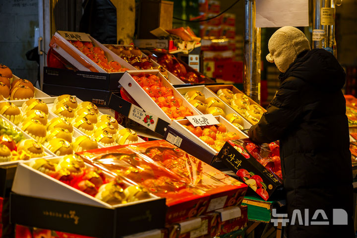 [서울=뉴시스] 정병혁 기자 = 설 연휴를 앞둔 8일 서울 동대문구 청량리종합시장을 찾은 시민들이 장을 보고 있다. 2026.02.08. jhope@newsis.com