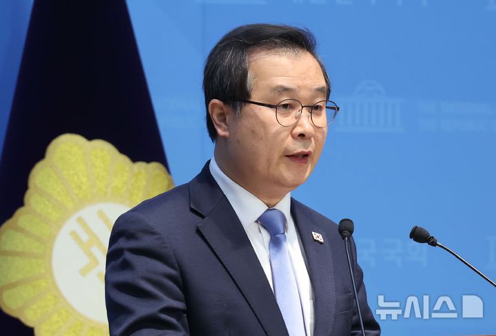 [서울=뉴시스] 조성봉 기자 = 이건태 더불어민주당 의원이 지난 8일 오전 서울 여의도 국회 소통관에서 열린 2차특검 추천관련 기자회견에서 발언을 하고 있다. 이 의원은 정청래 대표에게 특검 논란에 대한 감찰을, 이성윤 최고위원에게는 사퇴를 요구했다.2026.02.08. suncho21@newsis.com