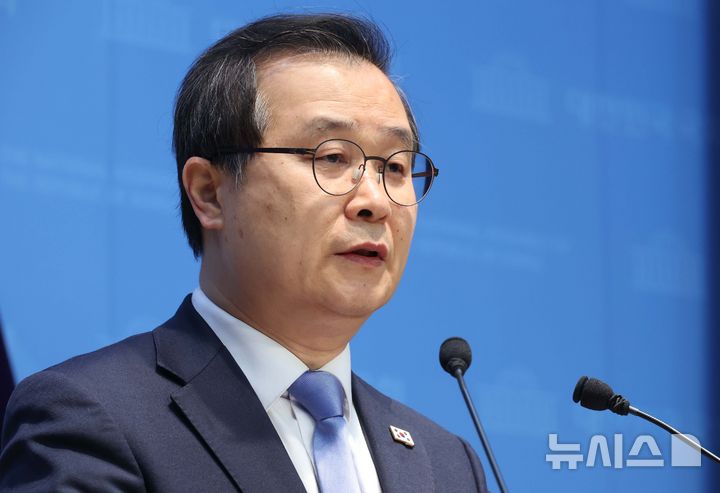 [서울=뉴시스] 조성봉 기자 = 이건태 더불어민주당 의원이 8일 오전 서울 여의도 국회 소통관에서 열린 2차특검 추천관련 기자회견에서 발언을 하고 있다. 이 의원은 정청래 대표에게 특검 논란에 대한 감찰을, 이성윤 최고위원에게는 사퇴를 요구했다.2026.02.08. suncho21@newsis.com