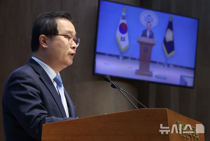 [서울=뉴시스] 조성봉 기자 = 이건태 더불어민주당 의원이 8일 오전 서울 여의도 국회 소통관에서 열린 2차특검 추천관련 기자회견에서 발언을 하고 있다. 이 의원은 정청래 대표에게 특검 논란에 대한 감찰을, 이성윤 최고위원에게는 사퇴를 요구했다.2026.02.08. suncho21@newsis.com