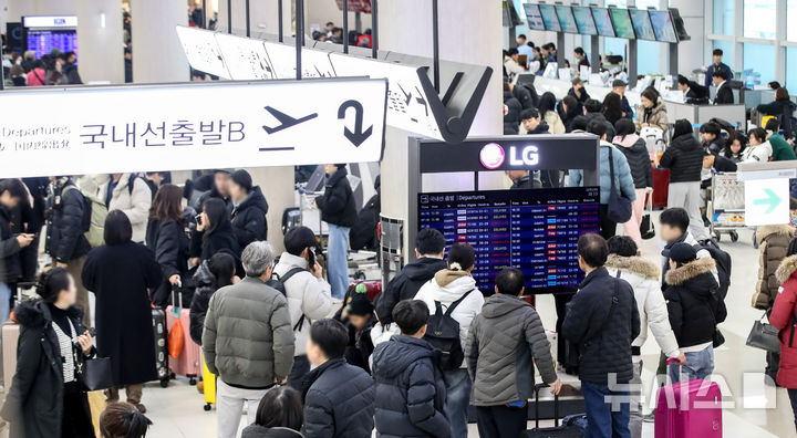 [제주=뉴시스] 우장호 기자 = 제주 지역 강설로 제주공항 활주로가 임시 폐쇄된 8일 오전 제주국제공항 3층 출발장에 제주를 떠나려는 이용객들의 발걸음이 이어지고 있다. 2026.02.08. woo1223@newsis.com