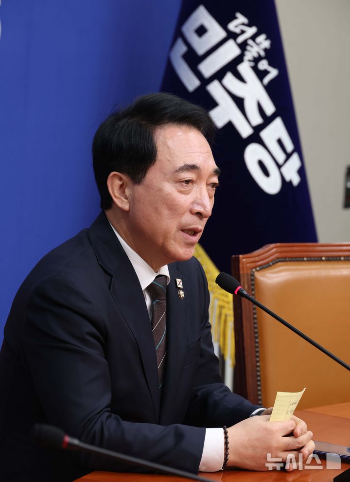 [서울=뉴시스] 조성봉 기자 = 박수현 더불어민주당 수석대변인이 8일 오전 서울 여의도 국회에서 열린 현안 관련 기자간담회에서 취재진의 질문에 답변하고 있다. 2026.02.08. suncho21@newsis.com