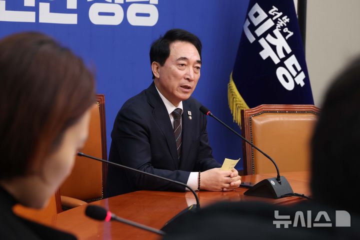 [서울=뉴시스] 조성봉 기자 = 박수현 더불어민주당 수석대변인이 8일 오전 서울 여의도 국회에서 열린 현안 관련 기자간담회에서 취재진의 질문에 답변하고 있다. 2026.02.08. suncho21@newsis.com