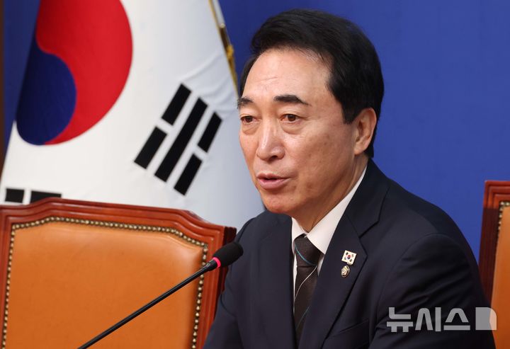 [서울=뉴시스] 조성봉 기자 = 박수현 더불어민주당 수석대변인이 8일 오전 서울 여의도 국회에서 열린 현안 관련 기자간담회에서 취재진의 질문에 답변하고 있다. 2026.02.08. suncho21@newsis.com