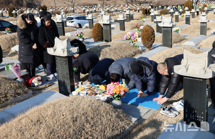 [인천=뉴시스] 전진환 기자 = 설 연휴를 앞둔 8일 오전 인천 부평구 인천가족공원을 미리 찾은 성묘객들이 성묘를 하고 있다.. 2026.02.08. amin2@newsis.com