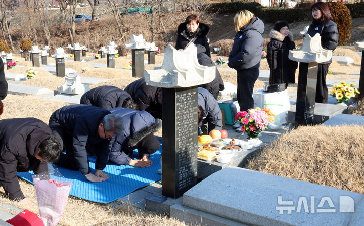[인천=뉴시스] 전진환 기자 = 설 연휴를 앞둔 8일 오전 인천 부평구 인천가족공원을 미리 찾은 성묘객들이 성묘를 하고 있다.. 2026.02.08. amin2@newsis.com