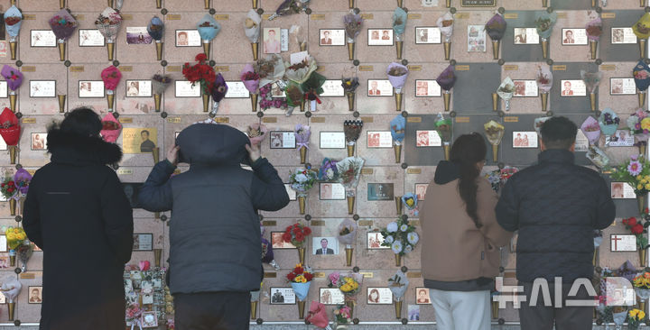 [인천=뉴시스] 전진환 기자 = 설 연휴를 6일 앞둔 8일 오전 인천 부평구 인천가족공원에서 성묘객들이 성묘를 하고 있다. 2026.02.08. amin2@newsis.com