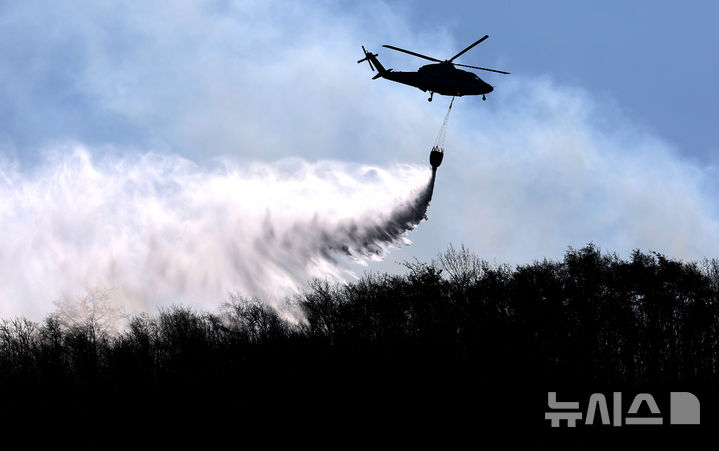 [경주=뉴시스] 이무열 기자 = 8일 오후 경북 경주시 문무대왕면 입천리에서 발생한 산불이 강풍을 타고 확산되는 가운데 소방헬기가 진화 작업을 벌이고 있다. 2026.02.08. lmy@newsis.com