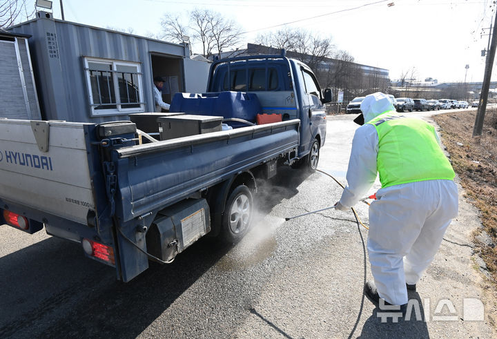 [화성=뉴시스] 김종택 기자 = 8일 아프리카돼지열병(ASF)이 발생한 경기 화성시 한 양돈농가에서 방역관계자가 차량을 소독하고 있다.&nbsp; 방역당국은 아프리카돼지열병 확산 방지를 위해 해당 농장에 초동방역팀·역학조사반을 파견하고 사육중인 돼지는 아프리카돼지열병 긴급행동지침 등에 따라 살처분을 실시하고 있다. 2026.02.09. jtk@newsis.com