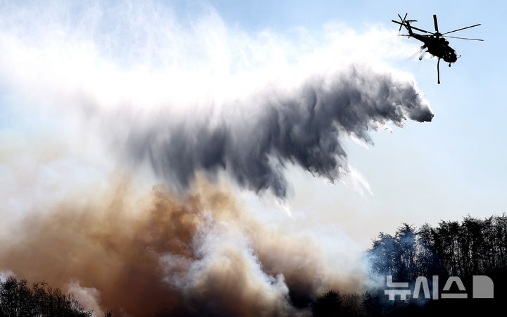 행안장관 "'경주 산불'에 모든 장비·인력 투입…조기 진화 총력"