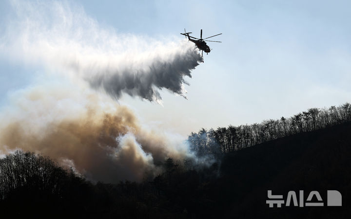 [경주=뉴시스] 이무열 기자 = 8일 오후 경북 경주시 문무대왕면 입천리에서 발생한 산불이 강풍을 타고 확산되는 가운데 소방헬기가 진화 작업을 벌이고 있다. 2026.02.08. lmy@newsis.com