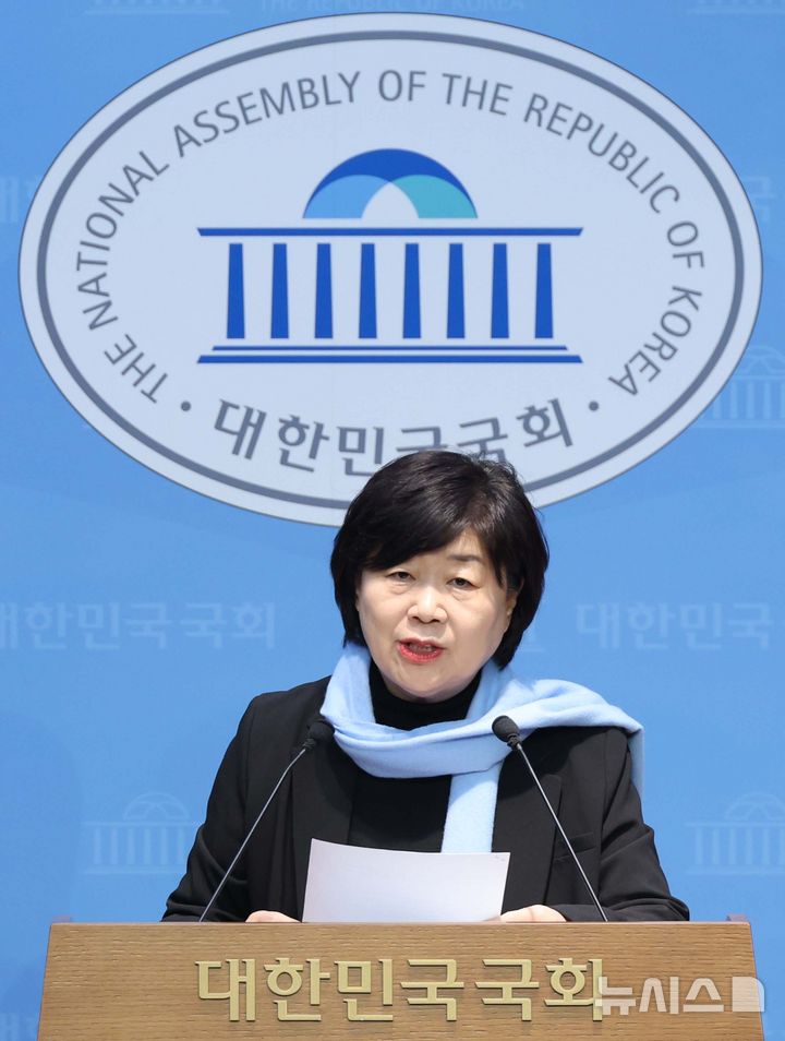 [서울=뉴시스] 조성봉 기자 = 서영교 더불어민주당 의원이 8일 오후 서울 여의도 국회 소통관에서 열린 '서울시 주거행정 실정 및 정치 현안' 관련 기자회견에서 발언을 하고 있다. 2026.02.08.suncho21@newsis.com