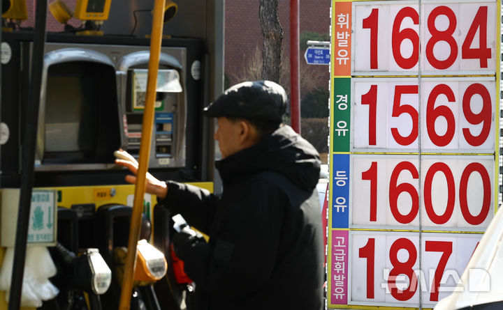 [서울=뉴시스] 최진석 기자 = 국내 기름값이 9주 연속 하락한 8일 서울 시내 주유소에 유가정보가 표시되어 있다.&nbsp; 한국석유공사 유가정보시스템 오피넷에 따르면 2월 첫째 주(1~5일) 전국 주유소 휘발유 판매가는 리터(ℓ)당 1687.9원으로 직전 주 대비 2.7원 하락했다. 같은 기간 전국 주유소의 경유 판매가는 리터당 1581.8원으로, 직전 주보다 2원 싸게 판매됐다. 2026.02.08. myjs@newsis.com