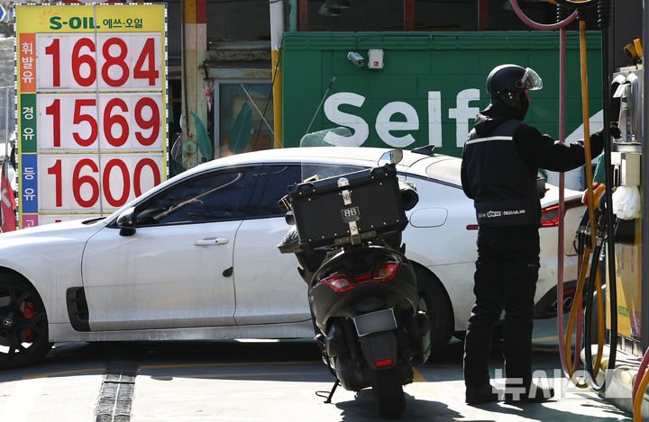 [서울=뉴시스] 최진석 기자 = 국내 기름값이 9주 연속 하락한 8일 서울 시내 주유소에 유가정보가 표시되어 있다.&nbsp; 한국석유공사 유가정보시스템 오피넷에 따르면 2월 첫째 주(1~5일) 전국 주유소 휘발유 판매가는 리터(ℓ)당 1687.9원으로 직전 주 대비 2.7원 하락했다. 같은 기간 전국 주유소의 경유 판매가는 리터당 1581.8원으로, 직전 주보다 2원 싸게 판매됐다. 2026.02.08. myjs@newsis.com