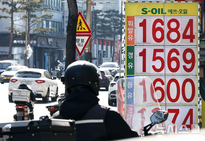 [서울=뉴시스] 최진석 기자 = 국내 기름값이 9주 연속 하락한 8일 서울 시내 주유소에 유가정보가 표시되어 있다.&nbsp; 한국석유공사 유가정보시스템 오피넷에 따르면 2월 첫째 주(1~5일) 전국 주유소 휘발유 판매가는 리터(ℓ)당 1687.9원으로 직전 주 대비 2.7원 하락했다. 같은 기간 전국 주유소의 경유 판매가는 리터당 1581.8원으로, 직전 주보다 2원 싸게 판매됐다. 2026.02.08. myjs@newsis.com