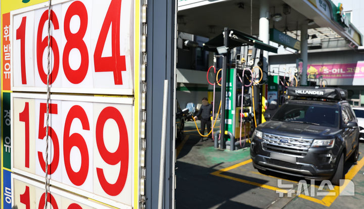 [서울=뉴시스] 최진석 기자 = 국내 기름값이 9주 연속 하락한 8일 서울 시내 주유소에 유가정보가 표시되어 있다.&nbsp; 한국석유공사 유가정보시스템 오피넷에 따르면 2월 첫째 주(1~5일) 전국 주유소 휘발유 판매가는 리터(ℓ)당 1687.9원으로 직전 주 대비 2.7원 하락했다. 같은 기간 전국 주유소의 경유 판매가는 리터당 1581.8원으로, 직전 주보다 2원 싸게 판매됐다. 2026.02.08. myjs@newsis.com