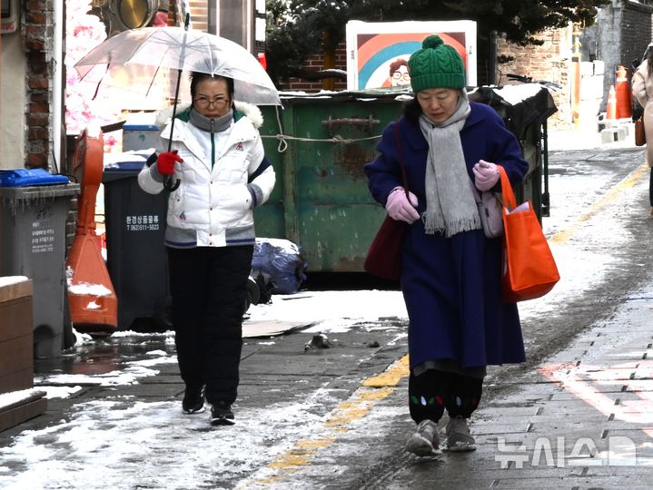 [광주=뉴시스] 이현행 기자 = 광주 지역에 12.5㎝ 적설량을 기록한 8일 오후 광주 동구 서석동 한 거리에서 시민들이 노심초사하며 걷고 있다. 2026.02.08. lhh@newsis.com