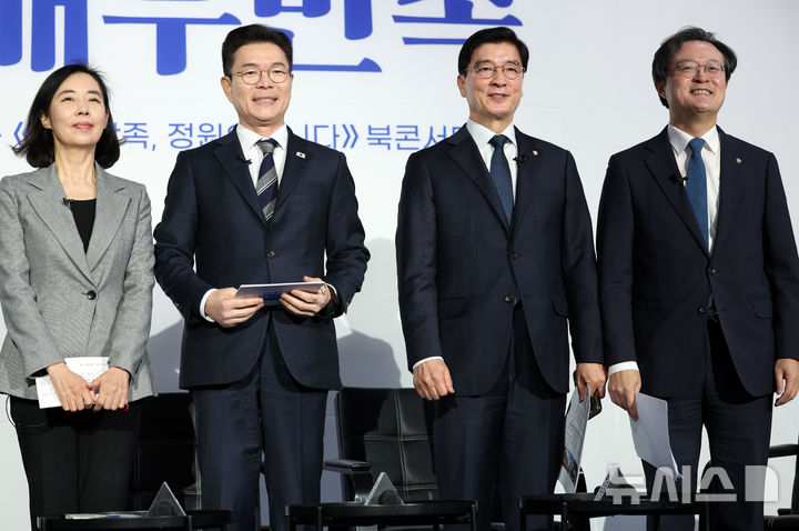 [서울=뉴시스] 이영환 기자 = 정원오 성동구청장이 8일 오후 서울 영등포구 올댓마인드에서 열린 북콘서트 '매우만족, 정원오입니다'에 참석하고 있다. 왼쪽부터 박경미 전 더불어민주당 의원, 정 구청장, 더불어민주당 이해식, 채현일 의원. 2026.02.08. 20hwan@newsis.com