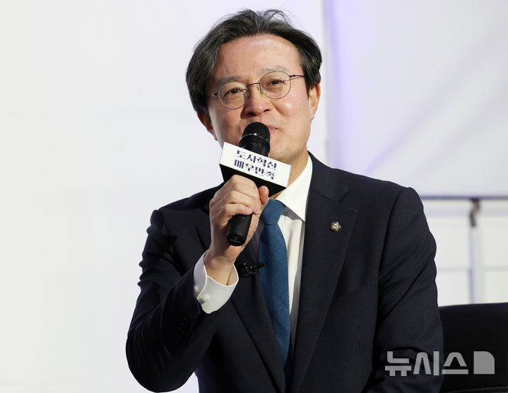 [서울=뉴시스] 이영환 기자 = 채현일 더불어민주당 의원이 8일 오후 서울 영등포구 올댓마인드에서 열린 정원오 성동구청장 북콘서트 '매우만족, 정원오입니다'에 참석해 발언을 하고 있다. 2026.02.08. 20hwan@newsis.com