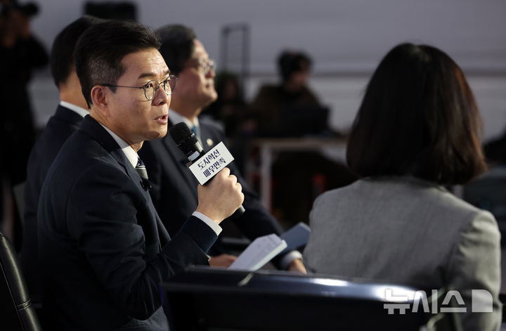 [서울=뉴시스] 이영환 기자 = 정원오 성동구청장이 8일 오후 서울 영등포구 올댓마인드에서 열린 북콘서트 '매우만족, 정원오입니다'에 참석해 발언을 하고 있다. 2026.02.08. 20hwan@newsis.com